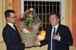Bedburgs Bürgermeister Sascha Solbach (rechts) überreichte das Geschenk der Stadt Bedburg an Bengt Kanzler, Bürgermeister von Vetschau.