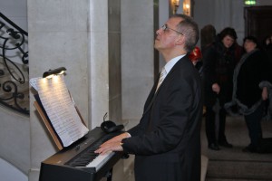 Auch für Chorleiter Sergio A. Ruetsch war es Premiere, den Chor auf der Treppe zu dirigieren.