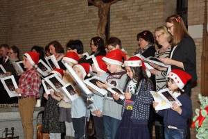 Die Kinder des Familienchors St. Peter sangen mit Weihnachtsmützen.
