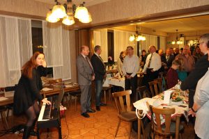 Chorleiterin Daniela Bosenius beim Einsingen mit allen Gästen im Hotel "Zum Casino".