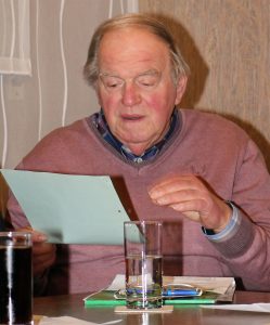 Ältestenrat Hans-Dieter Plum koordinierte als Wahlleiter die Wahl des Vorstands.