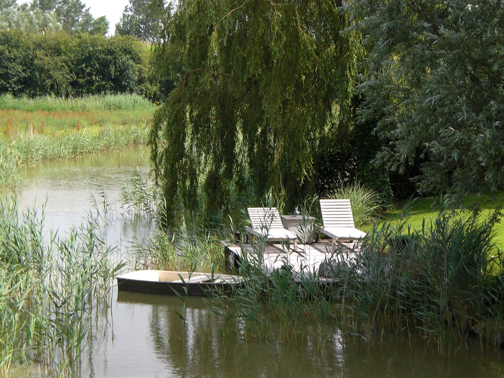 Zwei Liegestühle, die am privaten Bootssteg in den Niederlanden bereits reserviert sind. [Foto: Willi Schlößer]