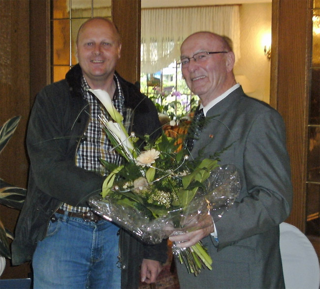 1. Vorsitzender Manfred Speuser überreicht das Blumengebinde an Ortsbürgermeister Willy Moll zum 75. Geburtstag. [Foto: Düster]