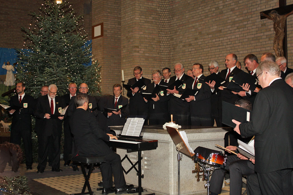 Der MGV Quartettverein 1930 Königshoven e. V. gestaltete mit seinen Liedbeiträgen das diesjährige Advents- und Weihnachtskonzert in Königshoven. [Foto: Bastian Schlößer]