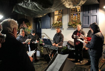 Der Quartettverein öffnet mit weihnachtlichen Liedbeiträgen das Türchen zum 11. Dezember. [Fotos: Birgit Speuser]