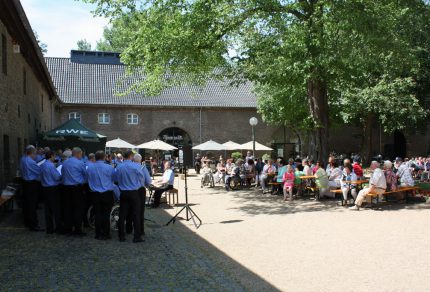 Das "Sommer Open-Air-Konzert" im historischen Innenhof auf Schloss Paffendorf erfreut sich seit den letzten Jahren immer größerer Beliebtheit. [Foto: Bastian Schlößer]