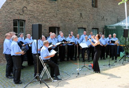 Im historischen Innenhof des Schloss Paffendorf war das Sommer Open-Air-Konzert so gut besucht wie noch nie zuvor. [Fotos: Bastian Schlößer]