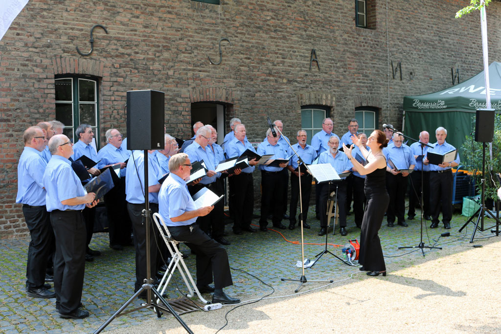 Im historischen Innenhof des Schloss Paffendorf war das Sommer Open-Air-Konzert so gut besucht wie noch nie zuvor. [Fotos: Bastian Schlößer]