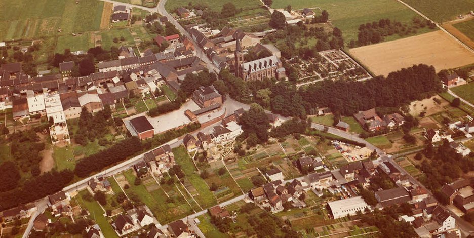 So sah Königshoven vor der Umsiedlung 1970 aus. [Foto: Stadt Bedburg]