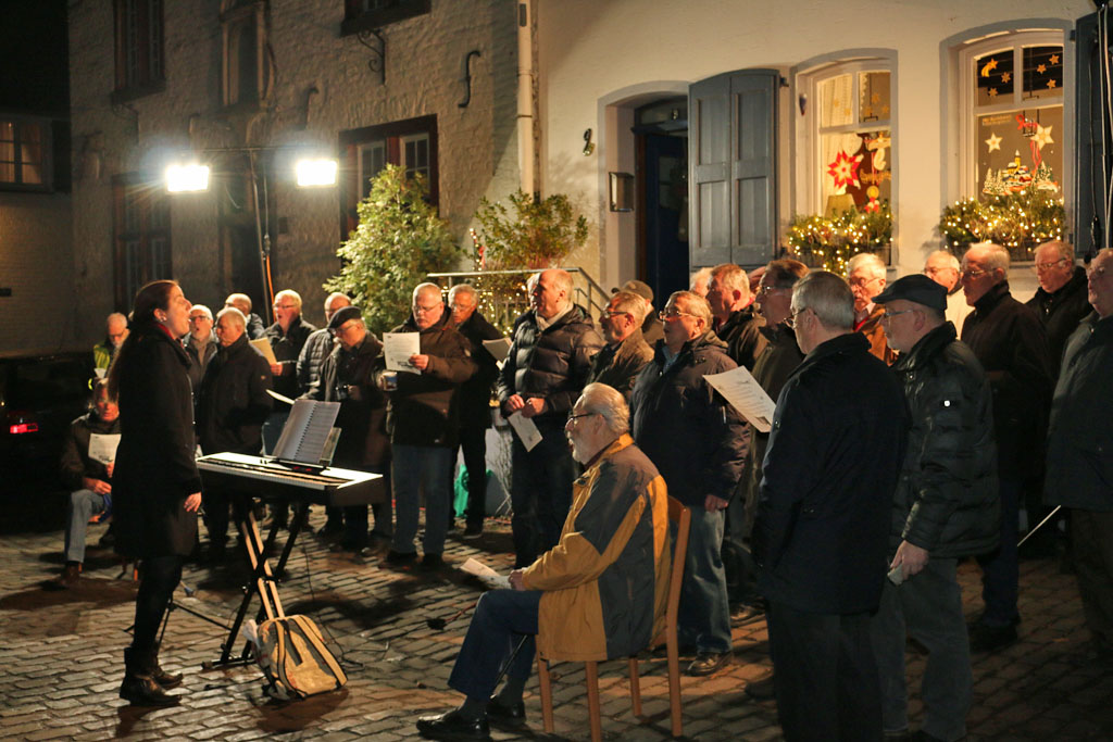 Viele Besucher lockte der Königshovener Quartettverein zum Adventskalendertürchen öffnen nach Alt-Kaster am 9. Dezember 2016. [Fotos: Bastian Schlößer]
