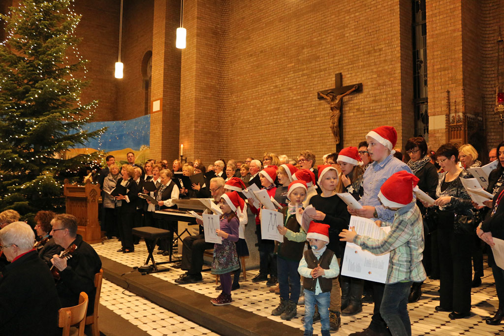 Beim großen Finale formierten sich alle mitwirkende Chöre auf der Bühne und sangen gemeinsam mit dem Publikum in der Pfarrkirche St. Peter.