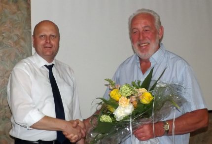 Vorsitzender Manfred Speuser (links) bedankte sich bei Willibert Düster für seine dreieinhalbjährige Unterstützung als Geschäftsführer. (Foto: Willi Schlößer)