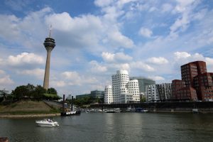 Der Düsseldorfer Fernsehturm sowie die grandiose Architektur im Medienhafen.