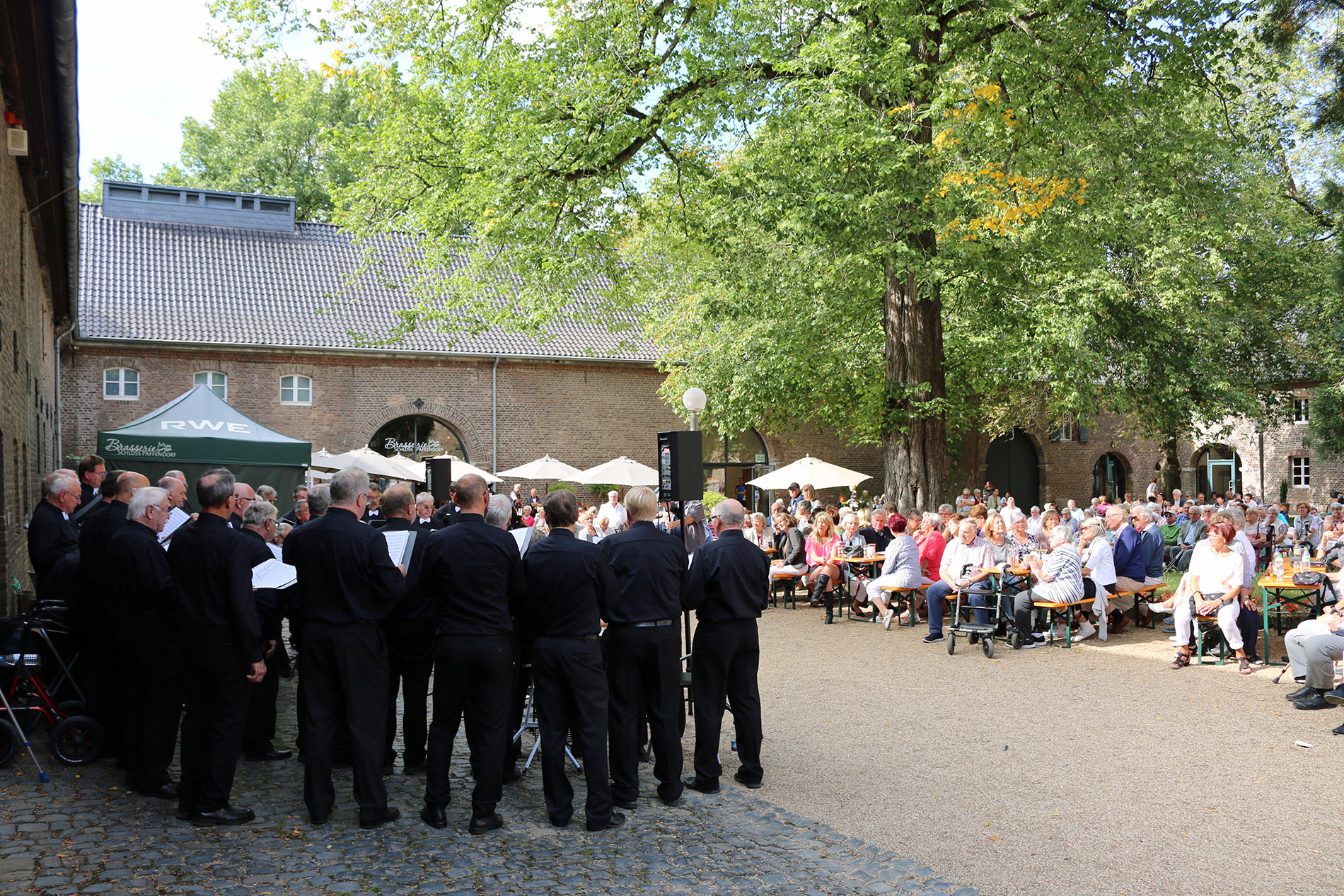 Mit über 300 Zuschauern war das Sommer Open-Air-Konzert auf Schloss Paffendorf an diesem Tag ein echter Publikumsmagnet.