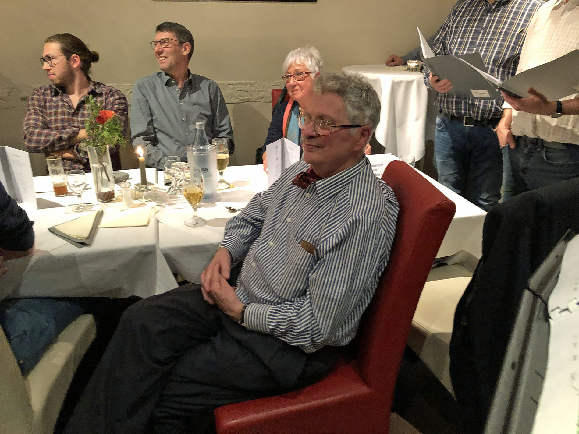 Sichtlich erfreut und überrascht war Jubilar Heinz Dreikhausen (vorne) über den Überraschungsbesuch des Königshovener Quartettverein während seiner Geburtstagsfeier zum 80. (Fotos: Willi Schlößer)