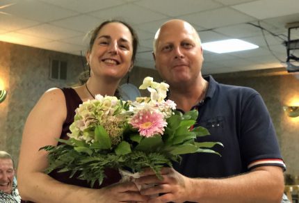 Bei der letzten Chorprobe am Freitagabend, 30. August 2019, überreichte MGV-Vorsitzender einen Blumenstrauß an Chorleiterin Daniela Bosenius, die einen Tag zuvor ihren Geburtstag feierte. Sichtlich viel Spaß hatten dabei auch alle ihre Sänger... (Fotos: Willi Schlößer)