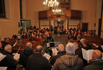 Gemeinsam mit dem Publikam sang der MGV Quartettverein 1930 Königshoven e. V. unter dem Dirigat von Daniela Bosenius Weihnachtslieder in der Pfarrkirche St. Goerg in Alt-Kaster. (Fotos: Bastian Schlößer)