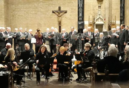 Für einen guten Zweck beteiligte sich der MGV Quartettverein Königshoven mit Chorleiterin Daniela Bosenius auch in diesem Jahr wieder beim traditionellen „Advents- & Weihnachtskonzert“ am vierten Adventssonntag in der Königshovener Pfarrkirche St. Peter. (Foto: van Peij)