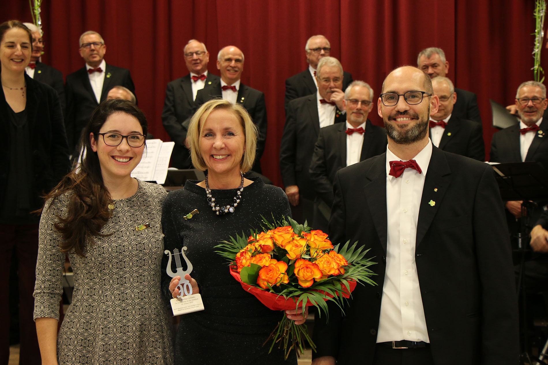 Romina Plosnker MdL (Protektorin 2019) ehrte ihre Nachfolgerin Rita Markus-Schmitz (Protektorin 2020): Beide freuten sich an diesem Abend, gemeinsam mit dem stellvertr. Vorsitzenden Björn Hackbarth, den 90. Geburtstag des MGV Quartettverein feiern zu können.