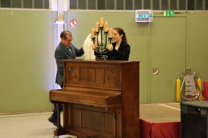 Wolfgang Schrey und Daniela Bosenius enthüllten erstmals öffentlich das restaurierte Klavier aus der Gründerzeit des Quartettverein.