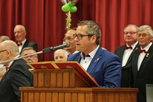 Sascha Solbach, Bürgermeister der Stadt Bedburg, berichtete nach seinen Glückwünschen an den Chor von einer Anekdote aus dem Jahre 2015.
