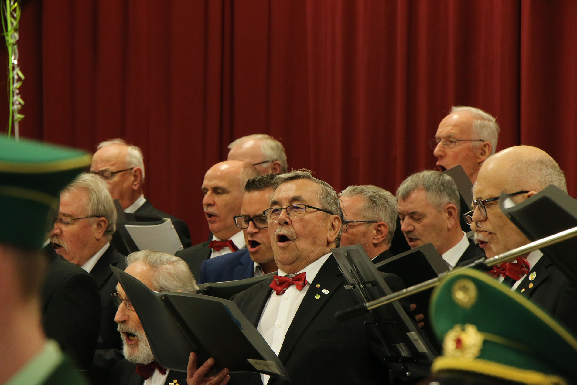 Gemeinsam mit dem Bundestambourkorps sang Sascha Solbach spontan das "Königshovener Heimatlied"... 