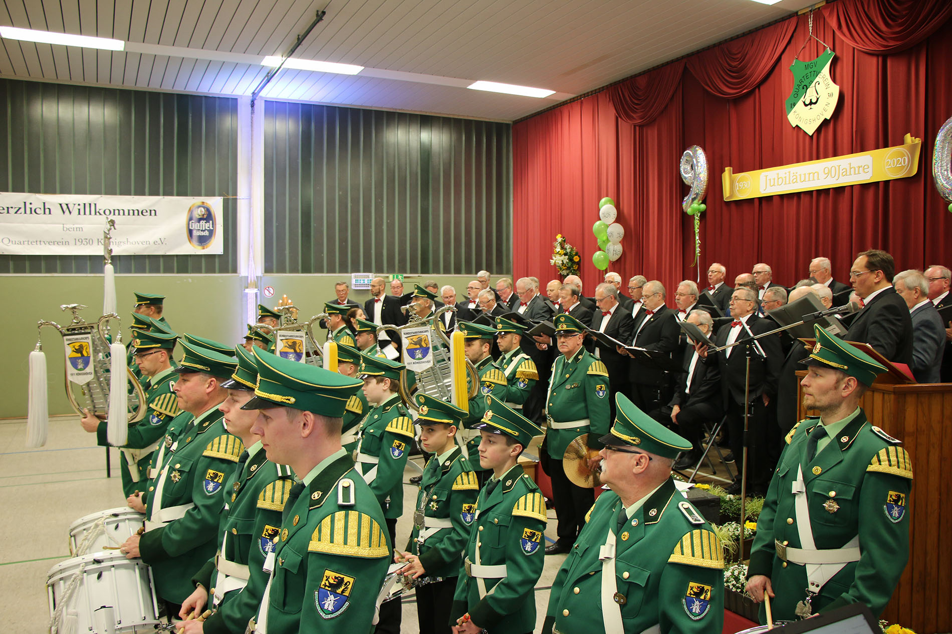 Zu den Marschklängen des befreundeten Bundestambourkorps 1911 Königshoven sang der Quartettverein den "Fliegermarsch".