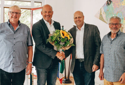 v.l.n.r.: Hans Erdmann, Frank Rock, Manfred Speuser & Theo van Peij – Bei einem gemeinsamen Treffen im August wurde Frank Rock (Landrat des Rhein-Erft-Kreises) von der Vorstands-Delegation des MGV Quartettverein Königshoven zum diesjährigen Protektor des Herbstkonzerts 2022 berufen.
