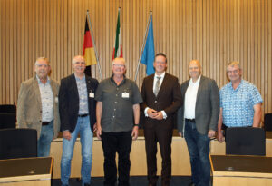 Wolfgang Schmitz, Erik Krommus, Hans Erdmann, Gregor Golland MdL und MGV-Vorsitzender Manfred Speuser haben sich im September im Düsseldorfer Landtag getroffen.