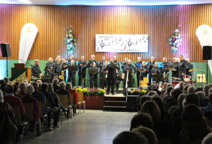 In der vollbesetzten Königshovener Bürgerhalle präsentierte sich der MGV Quartettverein 1930 Königshoven e. V. mit einem frischen musikalischen Konzertprogramm unter dem Motto „Music was my first love“. (Fotos: Birgit Speuser)