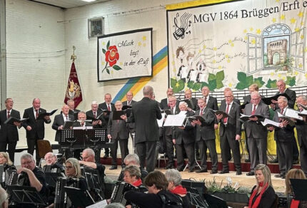 Mit viel musikalischer Leidenschaft präsentierte der Projektchor aus MGV Brüggen und MGV Quartettverein Königshoven einen abwechslungsreichen Abend zum diesjährigen Herbstkonzert im vollbesetzten „kleinen Gürzenich“ von Brüggen. (Foto: MGV Brüggen)