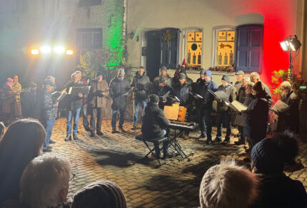 Mit über 200 Besucherinnen und Besuchern zum weihnachtlichen Mitsingkonzert und Adventstürchenöffnen in Bedburg Alt-Kaster freute sich der MGV Quartettverein Königshoven mit Chorleiter Sergio Ruetsch über das rege Interesse zum gemeinsamen Singen. (Fotos: Erik Krommus)