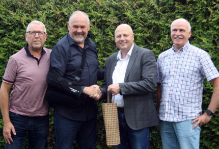 Wolfgang Schmitz, Manfred Speuser und Erik Krommus gratulierten dem Brudermeister der Königshovener St. Sebastianus Schützenbruderschaft und Ortsbürgermeister Georg Jobs (2. v. l.) zur Schirmherrschaft beim diesjährigen Herbstkonzert. (Foto: MGV Quartettverein)
