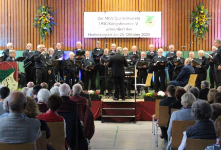 Der MGV Quartettverein 1930 Königshoven e. V. unter der musikalischen Leitung von Sergio Ruetsch präsentierten ein abwechslungsreiches Musikprogramm beim diesjährigen Herbstkonzert in der Bürgerhalle Königshoven. (Fotos: Birgit Speuser)