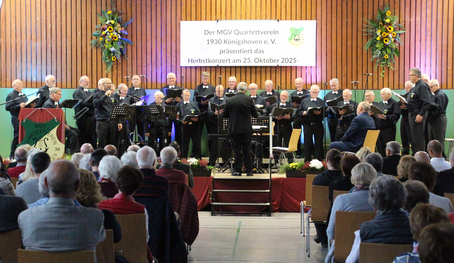 Der MGV Quartettverein 1930 Königshoven e. V. unter der musikalischen Leitung von Sergio Ruetsch präsentierten ein abwechslungsreiches Musikprogramm beim diesjährigen Herbstkonzert in der Bürgerhalle Königshoven. (Fotos: Birgit Speuser)