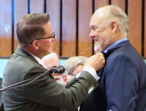 Gregor Golland MdL überreicht die Protektor Ehrennadel 2025 an Georg Jobs, Ortsbürgermeister von Königshoven.