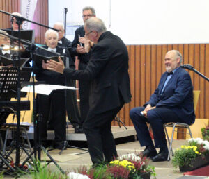 Unter dem schwungvollen Dirigat von Chorleiter Sergio Ruetscher freute sich Georg Jobs über "seinen Stern des Südens".