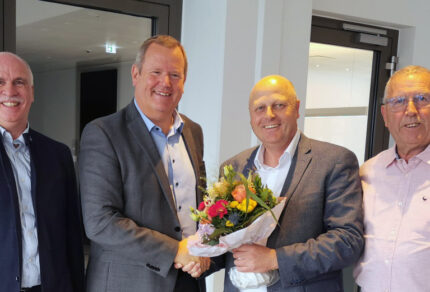 Mit großer Freude gratulierte MGV-Vorsitzender Manfred Speuser mit einem Blumengebinde Thomas Pennartz, Vorstandsvorsitzender der Kreissparkasse Köln (2.v.l.), mit einer Abordnung des MGV Quartettverein Königshoven und ernannte ihn zum Protektor für das bevorstehende Herbstkonzert 2026. (Foto: MGV Quartettverein)
