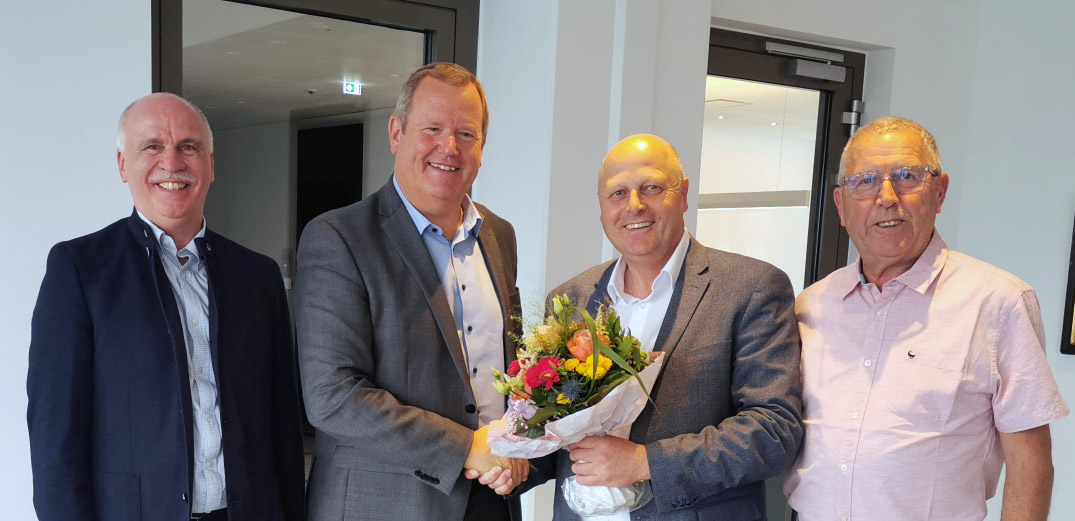 Mit großer Freude gratulierte MGV-Vorsitzender Manfred Speuser mit einem Blumengebinde Thomas Pennartz, Vorstandsvorsitzender der Kreissparkasse Köln (2.v.l.), mit einer Abordnung des MGV Quartettverein Königshoven und ernannte ihn zum Protektor für das bevorstehende Herbstkonzert 2026. (Foto: MGV Quartettverein)